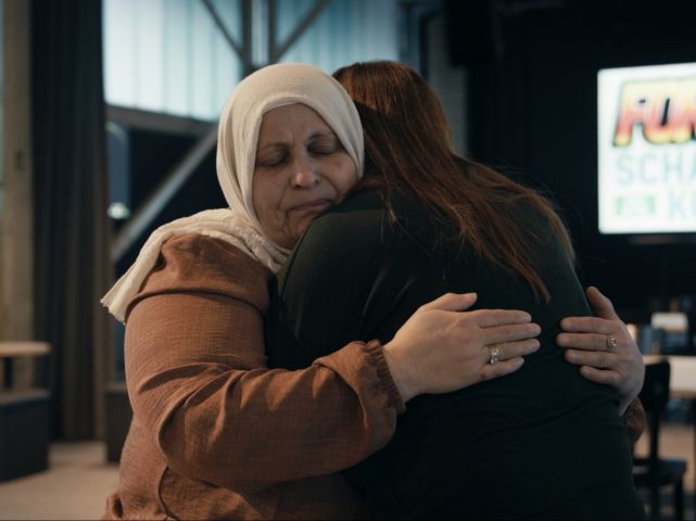 Zwei Frauen umarmen sich